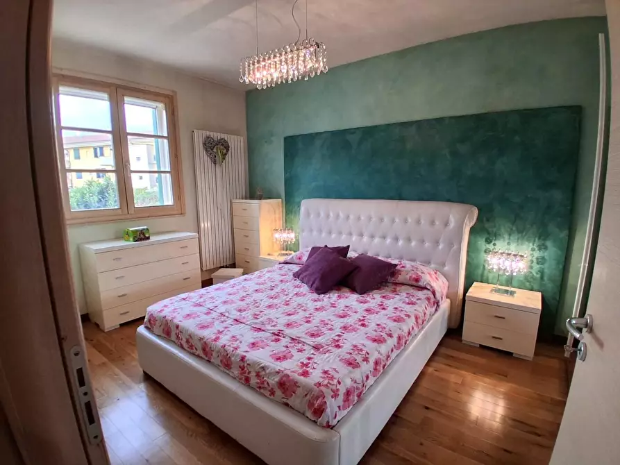 Immagine 8 di Appartamento in vendita  a Lucca