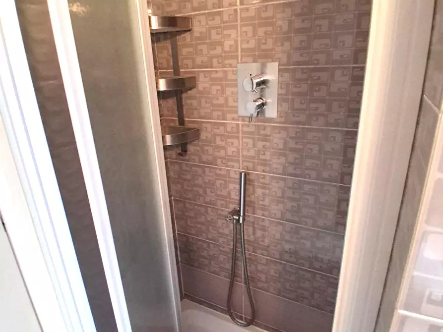 Immagine 11 di Appartamento in vendita  a Lucca