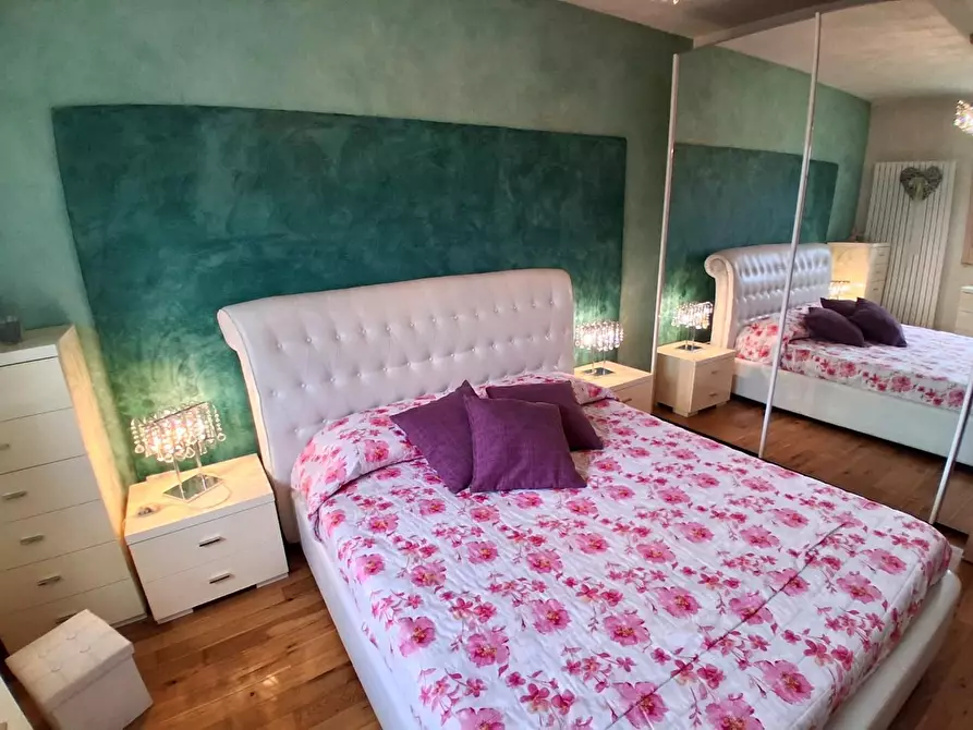 Immagine 9 di Appartamento in vendita  a Lucca