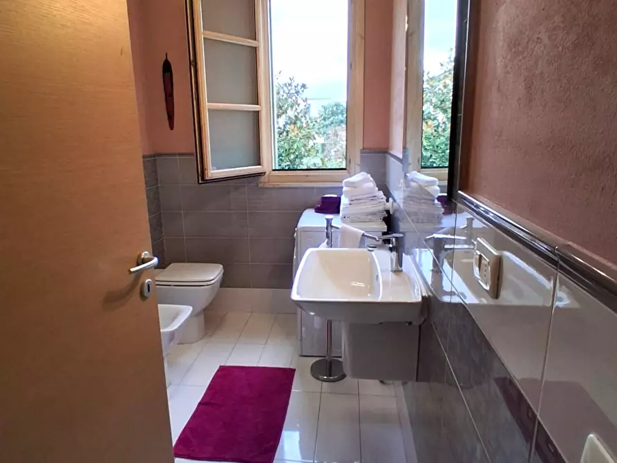 Immagine 12 di Appartamento in vendita  a Lucca