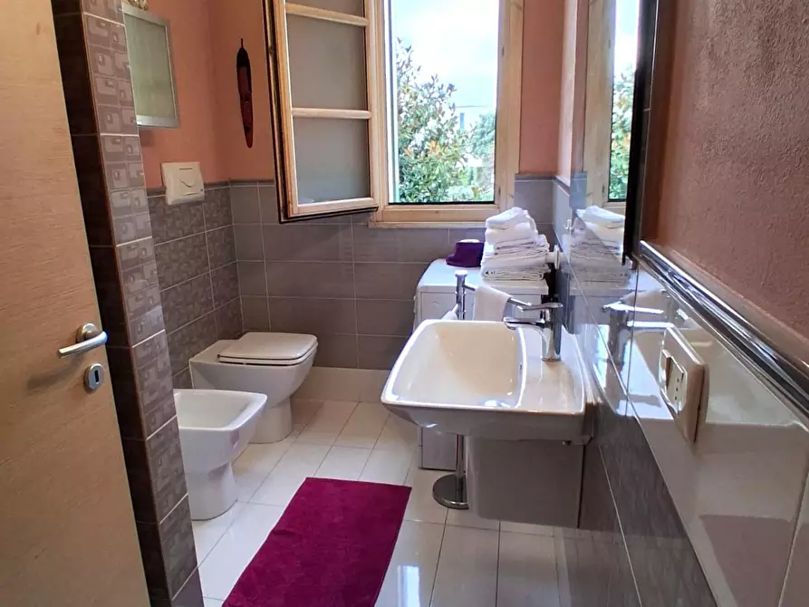 Immagine 10 di Appartamento in vendita  a Lucca