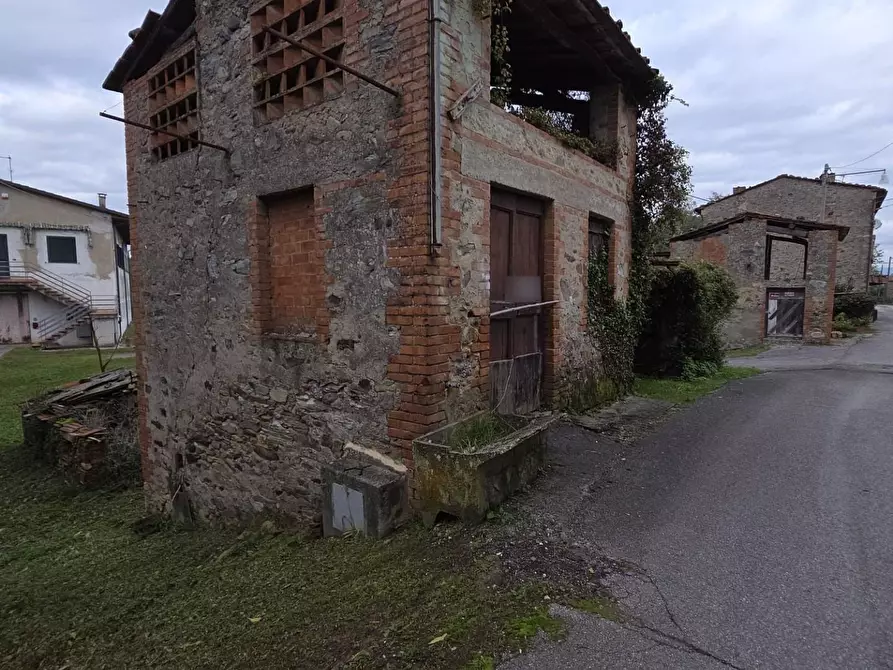 Immagine 10 di Deposito in vendita  a Capannori