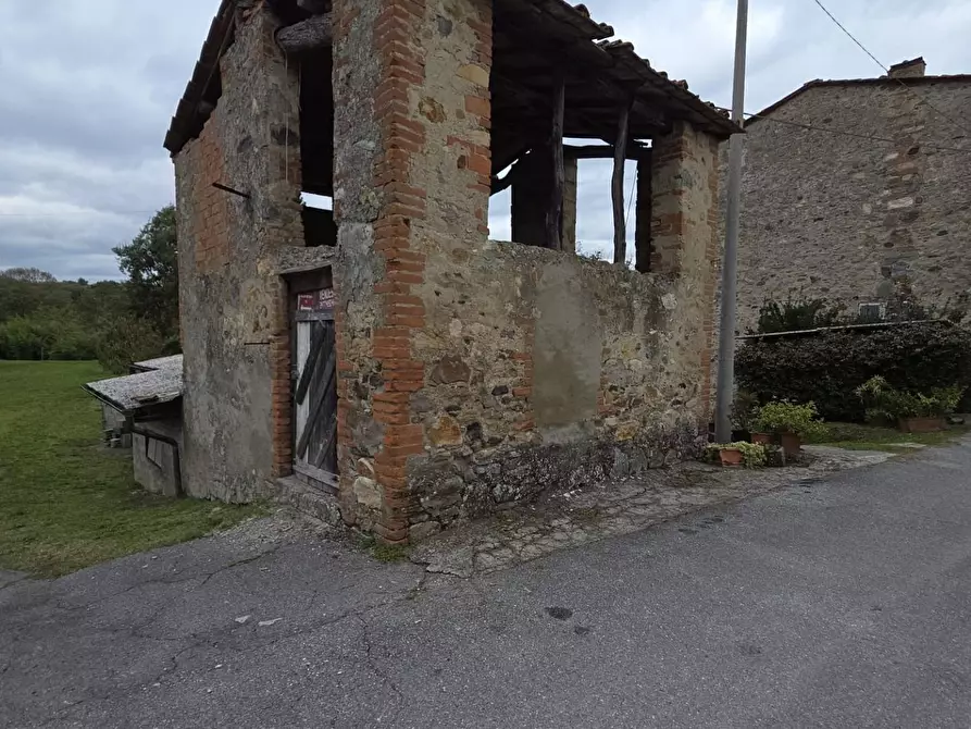 Immagine 5 di Deposito in vendita  a Capannori