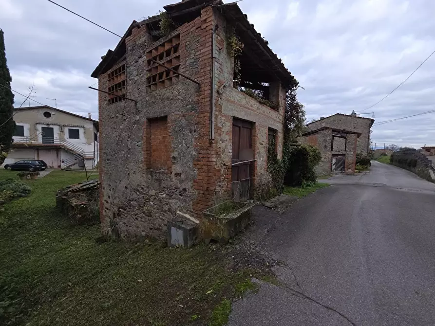 Immagine 9 di Deposito in vendita  a Capannori