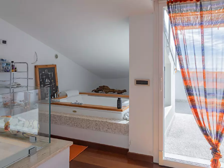 Immagine 25 di Villa in vendita  a Carrara