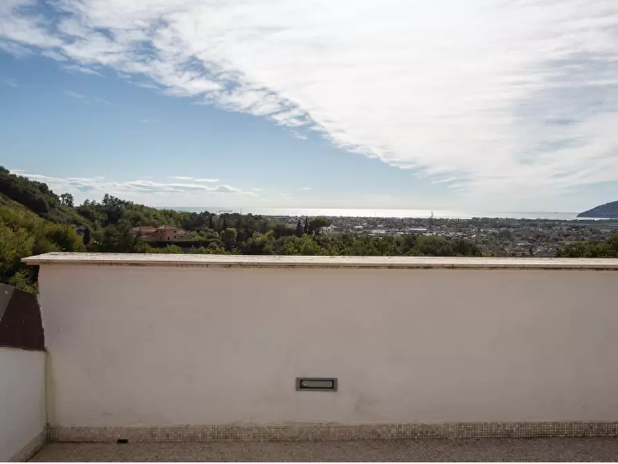 Immagine 11 di Villa in vendita  a Carrara