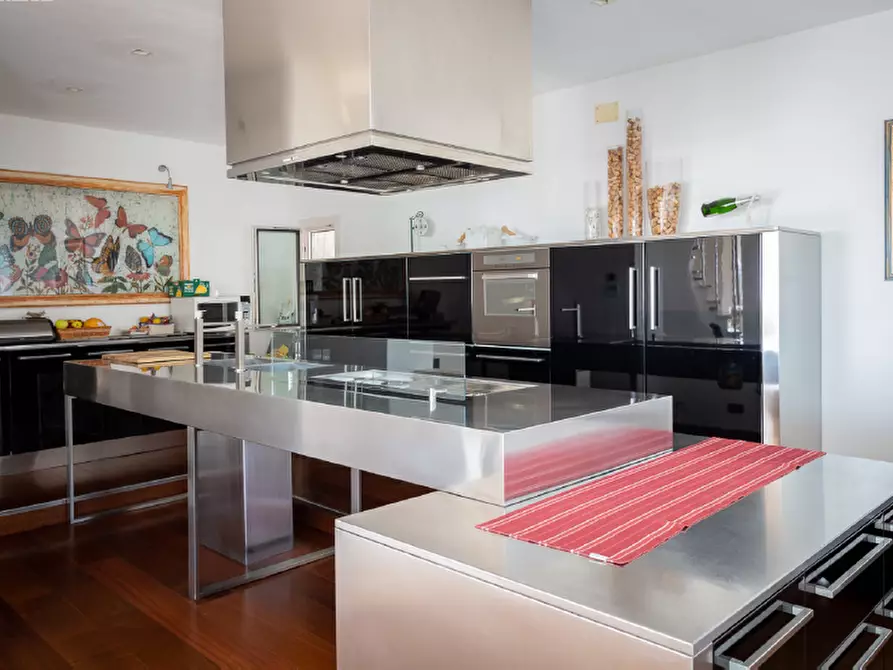 Immagine 4 di Villa in vendita  a Carrara