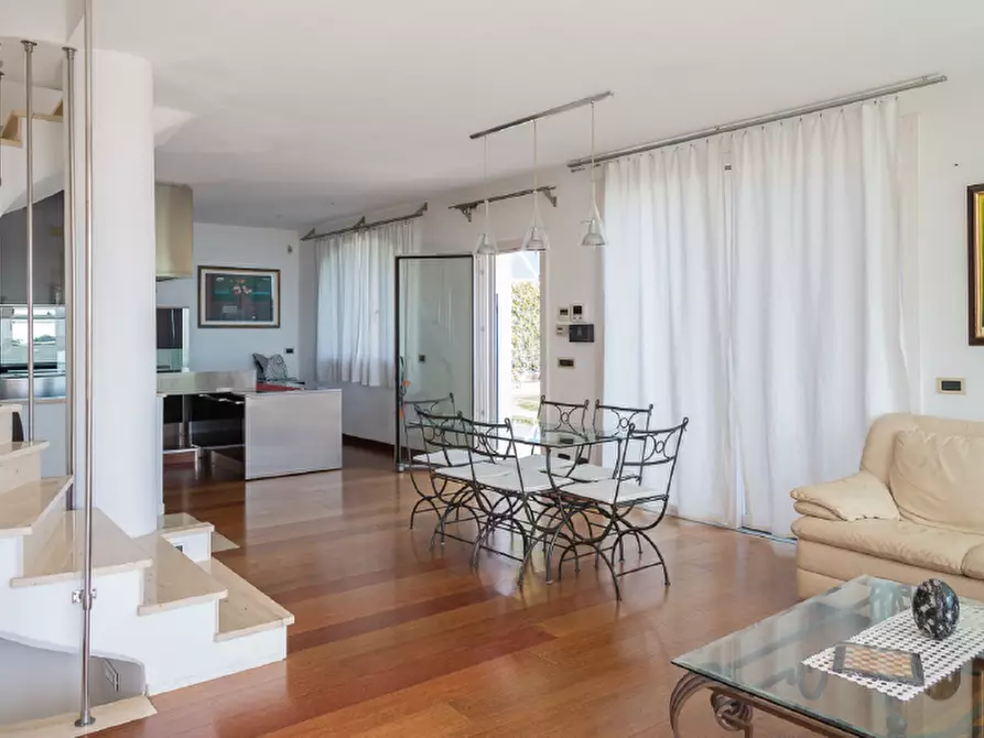 Immagine 2 di Villa in vendita  a Carrara