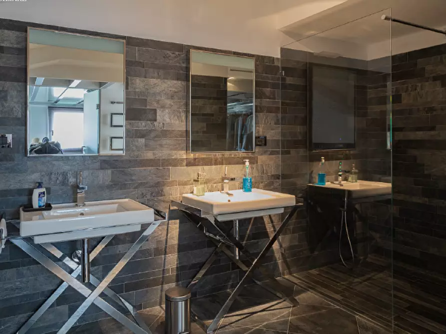 Immagine 27 di Villa in vendita  a Carrara