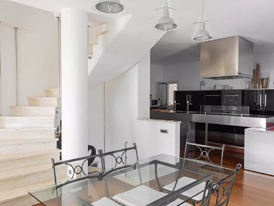 Immagine 3 di Villa in vendita  a Carrara