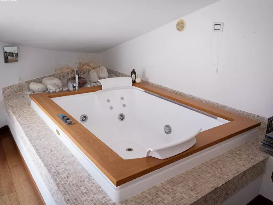 Immagine 8 di Villa in vendita  a Carrara