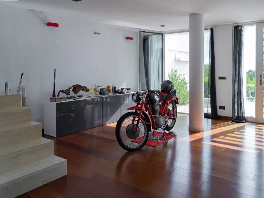 Immagine 21 di Villa in vendita  a Carrara