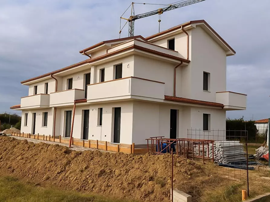 Immagine 1 di Casa trifamiliare in vendita  a Pontedera