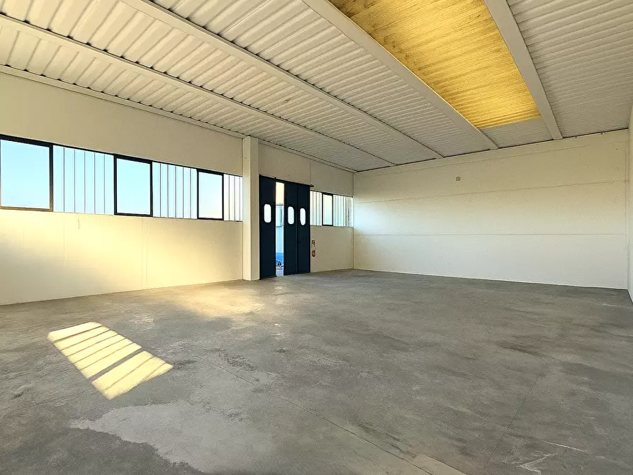 Immagine 8 di Attività artigianale in vendita  a Calcinaia