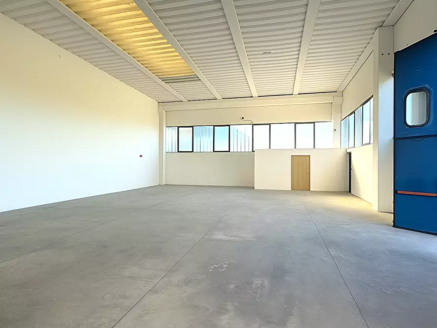 Immagine 12 di Attività artigianale in vendita  a Calcinaia