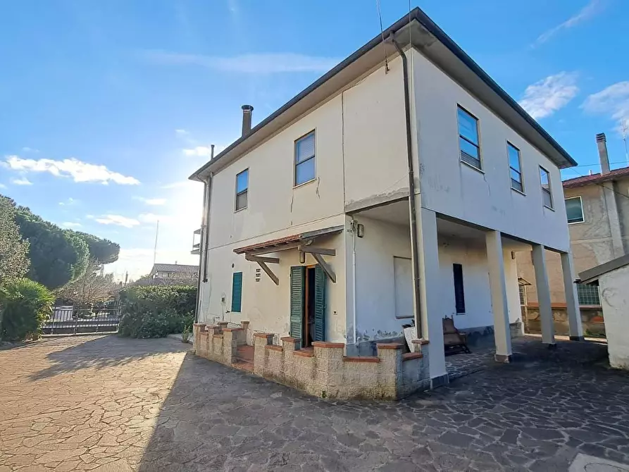 Immagine 1 di Casa trifamiliare in vendita  a Rosignano Marittimo