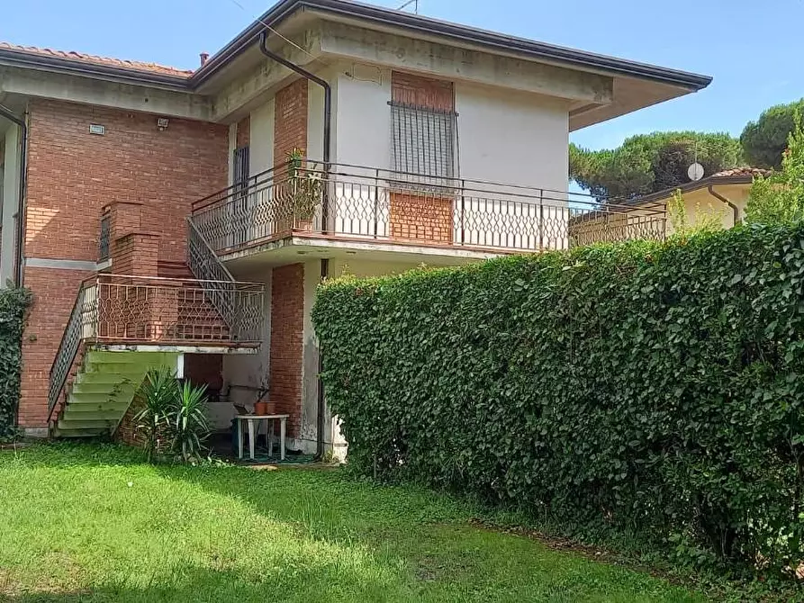 Immagine 1 di Casa bifamiliare in vendita  a Massa
