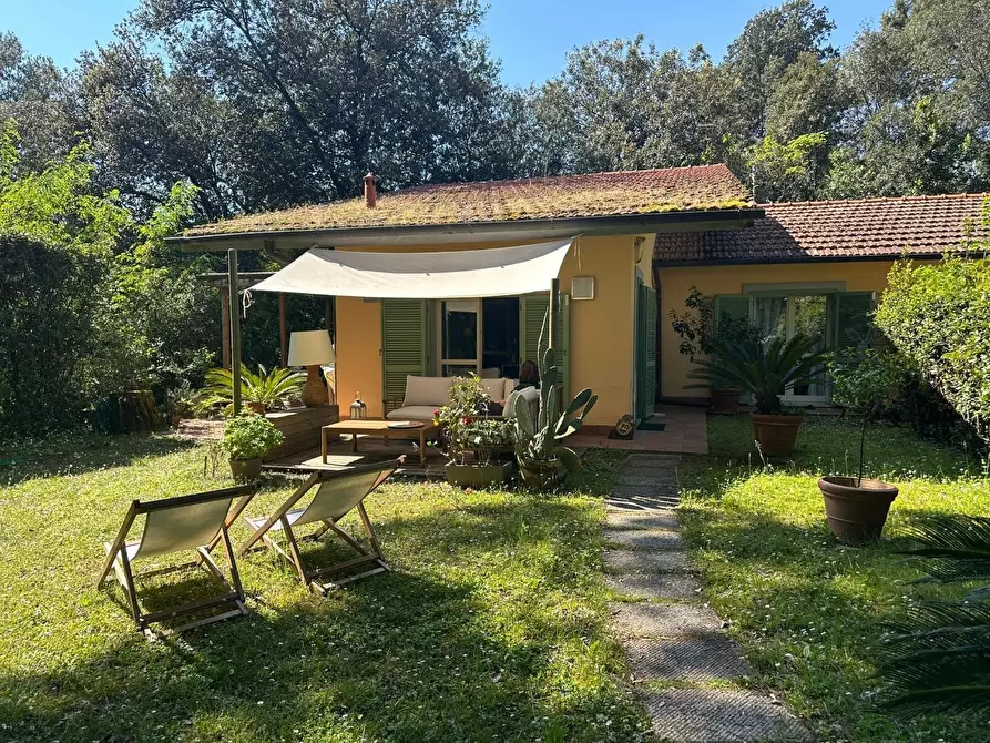casa indipendente in vendita a Massa in zona Marina dei Ronchi