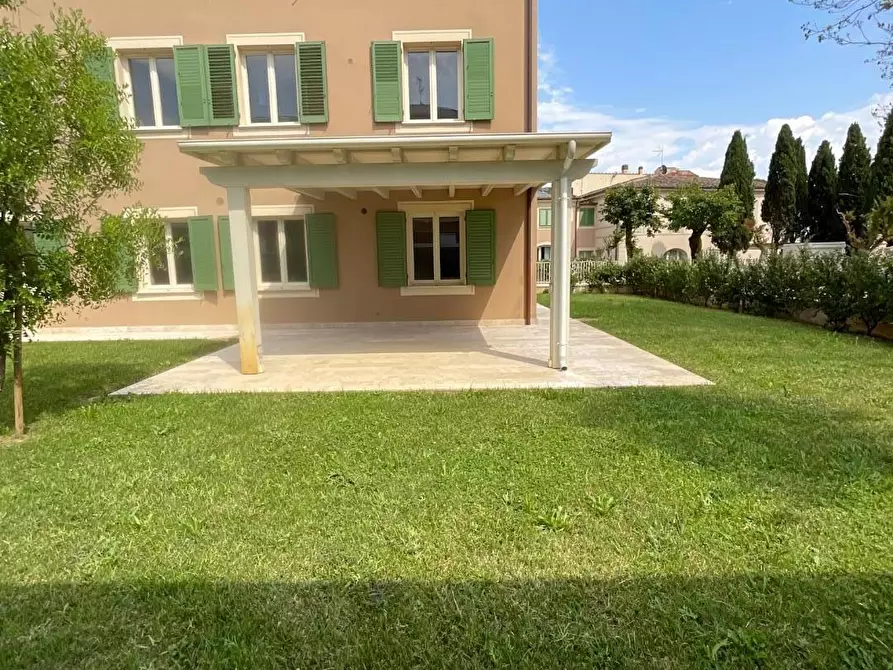 Immagine 1 di Immobile di prestigio in affitto  a Cascina