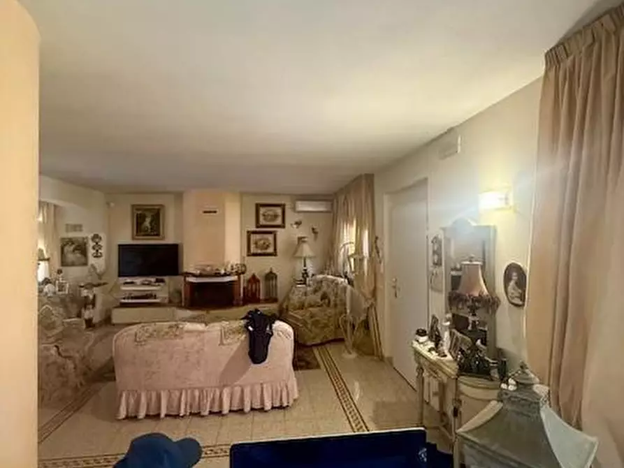 Immagine 10 di Villa in vendita  a Camaiore