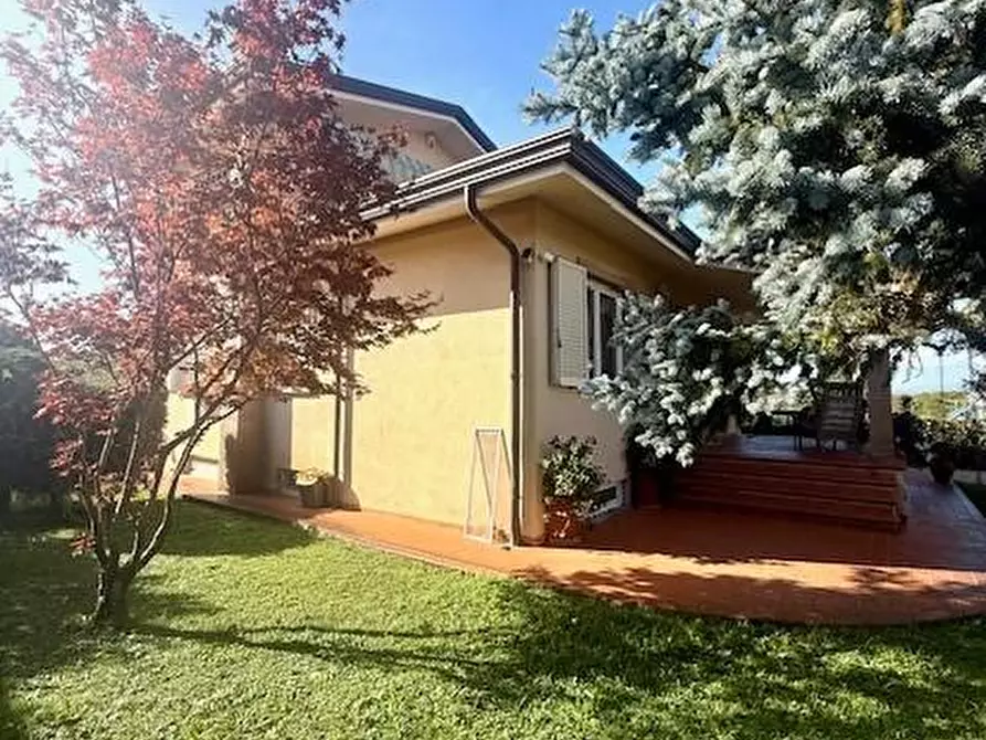 Immagine 2 di Villa in vendita  a Camaiore