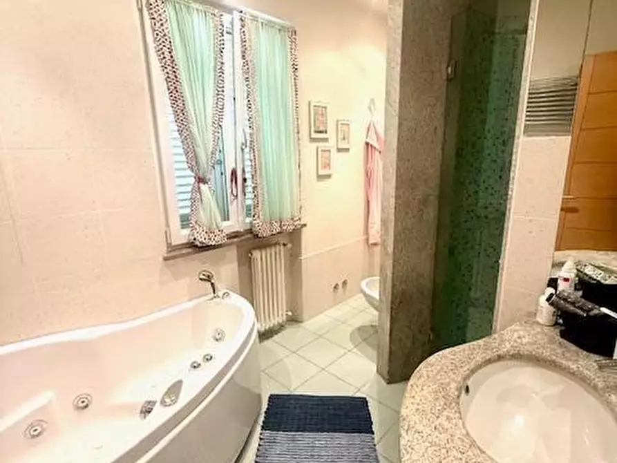 Immagine 50 di Villa in vendita  a Camaiore