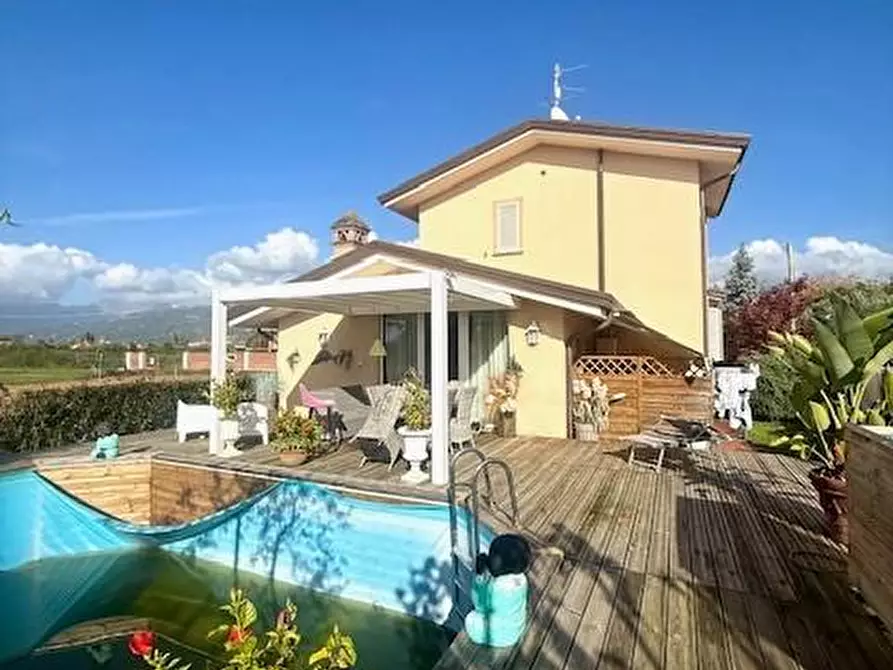 Immagine 1 di Villa in vendita  a Camaiore