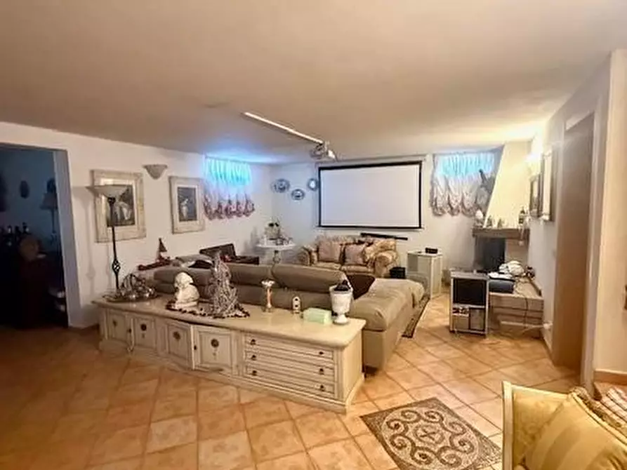 Immagine 38 di Villa in vendita  a Camaiore