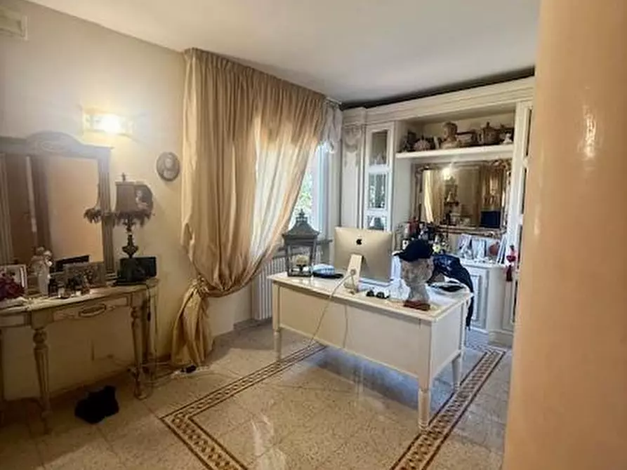 Immagine 9 di Villa in vendita  a Camaiore