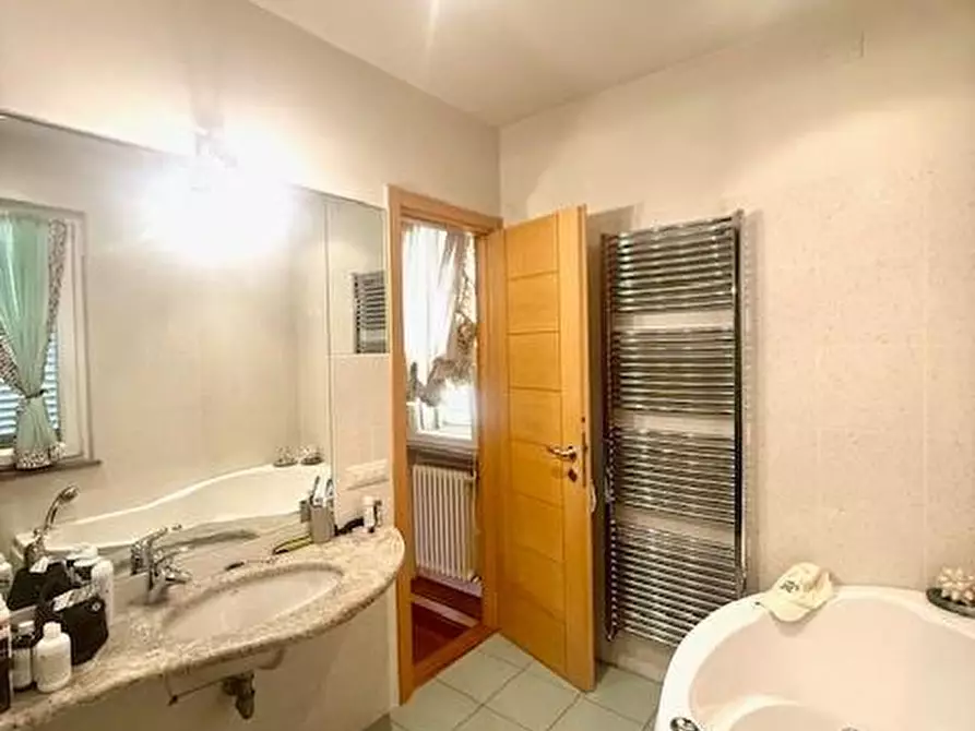 Immagine 54 di Villa in vendita  a Camaiore