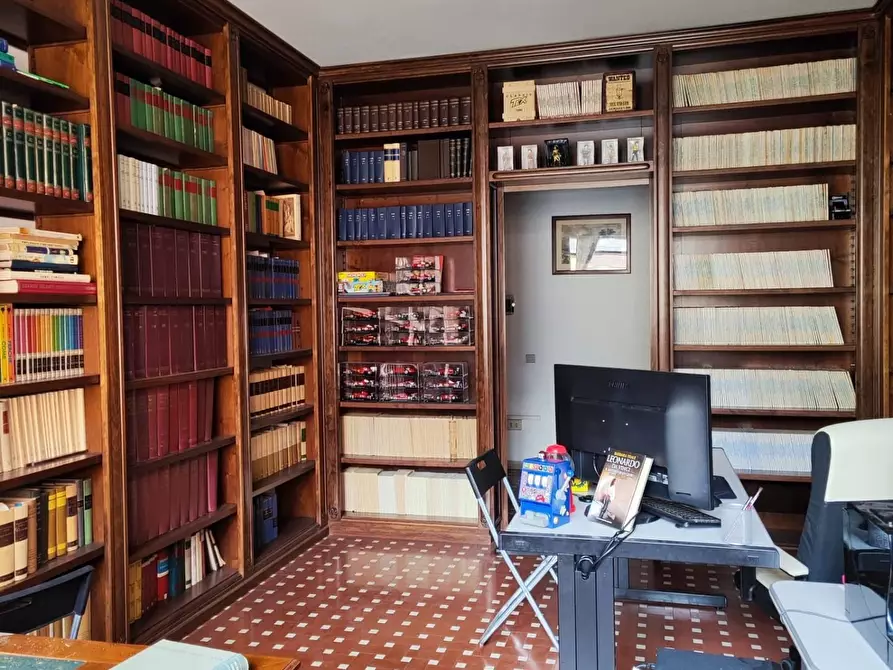 Immagine 7 di Ufficio in vendita  a Carrara