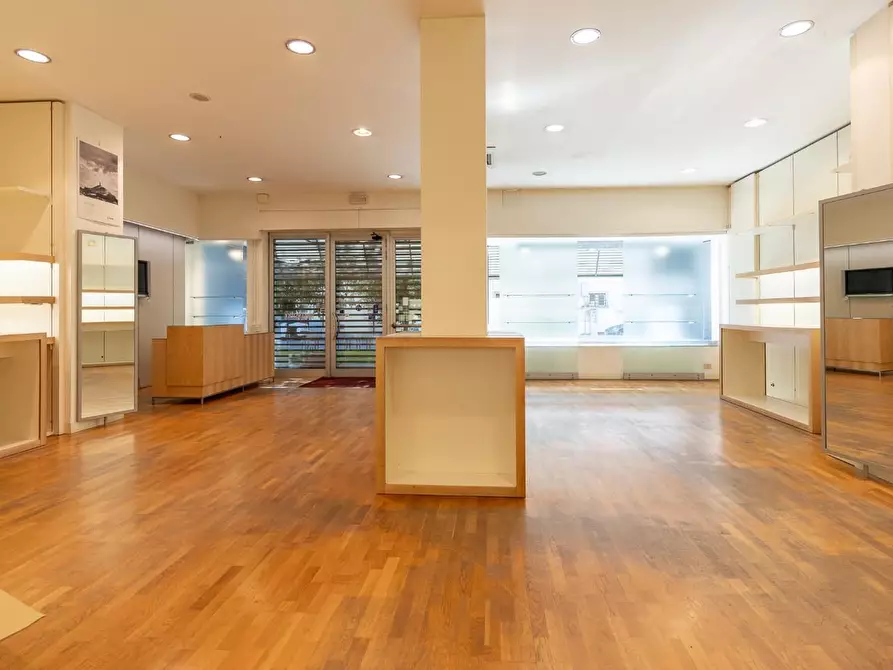 Immagine 13 di Locale commerciale in affitto  a Empoli
