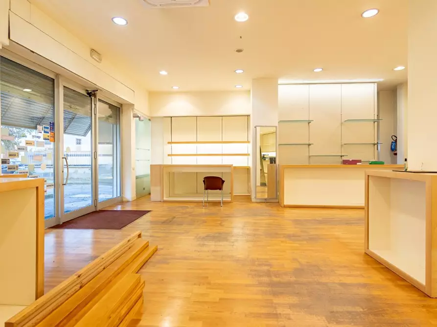 Immagine 9 di Locale commerciale in affitto  a Empoli