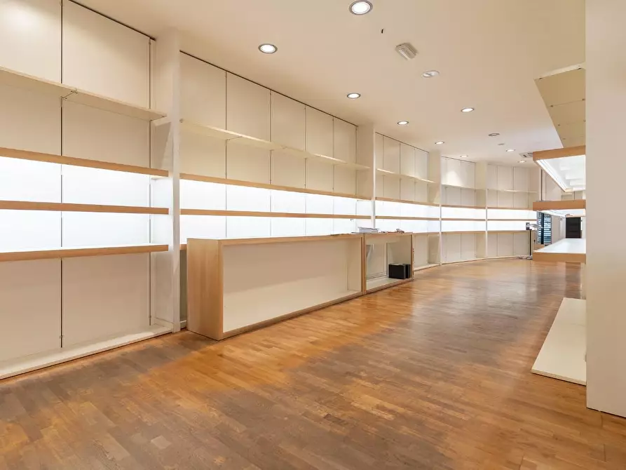 Immagine 11 di Locale commerciale in affitto  a Empoli