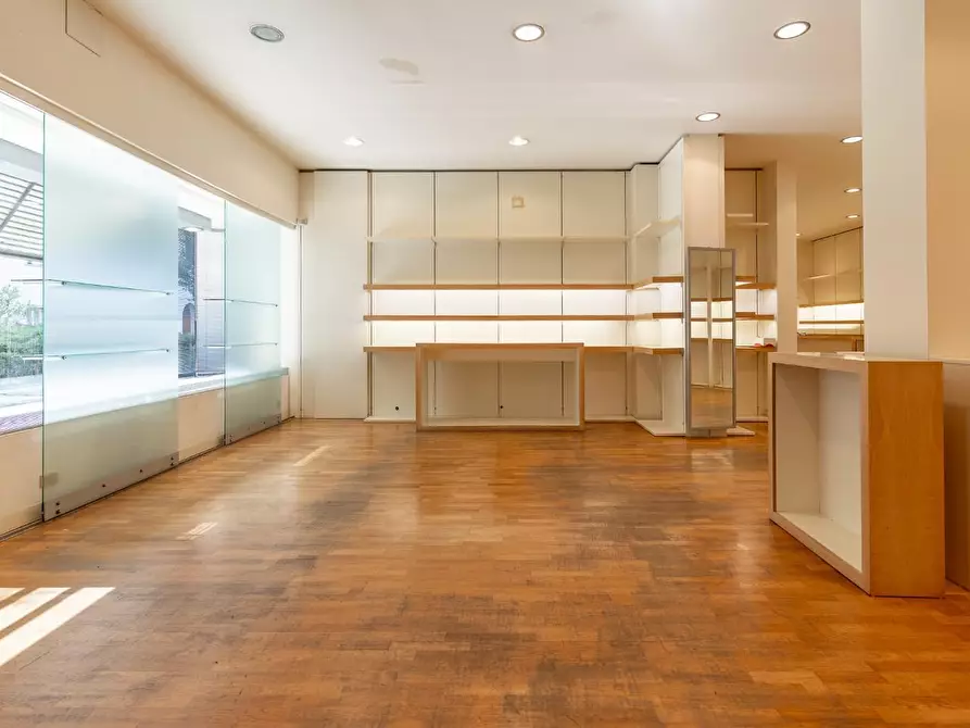 Immagine 15 di Locale commerciale in affitto  a Empoli