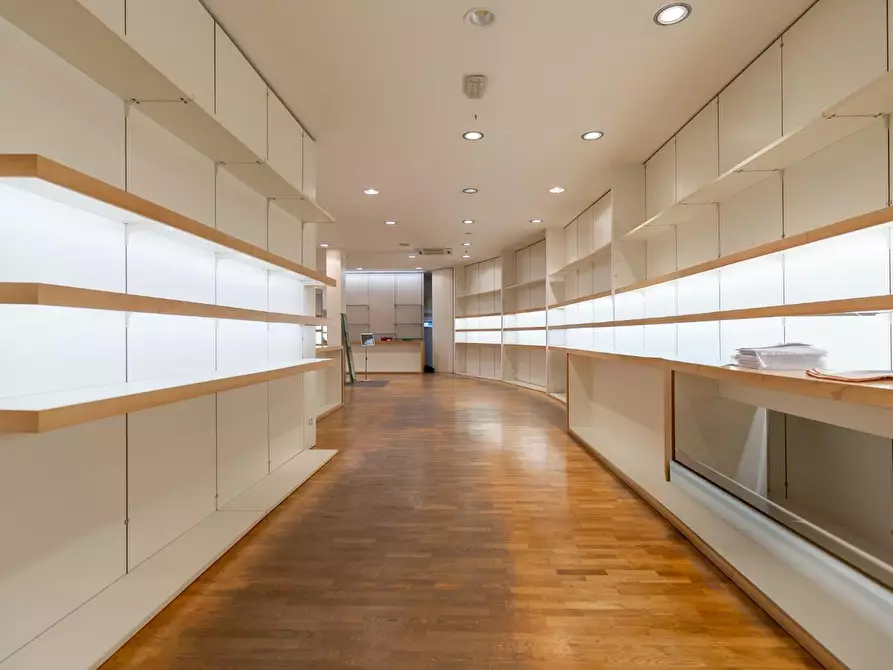 Immagine 21 di Locale commerciale in affitto  a Empoli