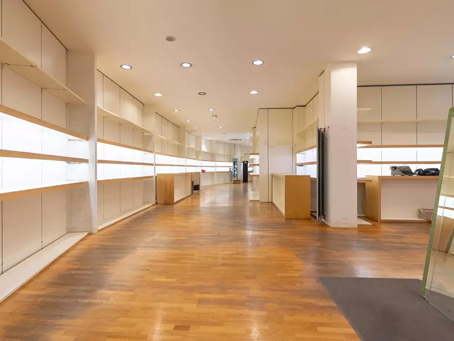 Immagine 10 di Locale commerciale in affitto  a Empoli