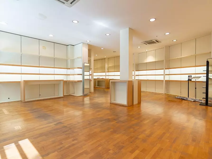 Immagine 16 di Locale commerciale in affitto  a Empoli