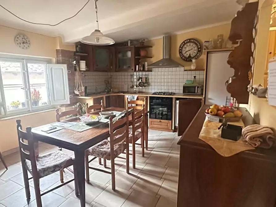 Immagine 4 di Appartamento in vendita  a Lucca