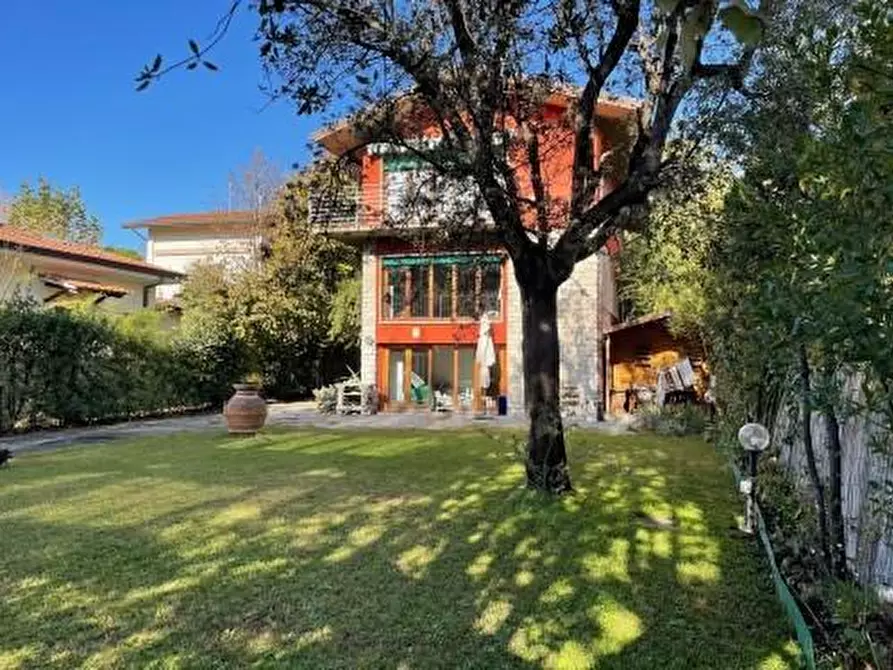 Immagine 2 di Villa in vendita  a Forte Dei Marmi