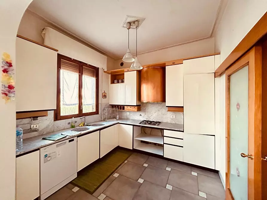 Immagine 6 di Villa in vendita  a Empoli