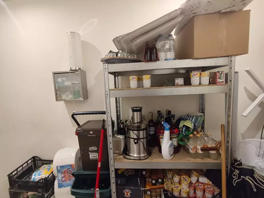 Immagine 10 di Locale commerciale in vendita  a Lucca