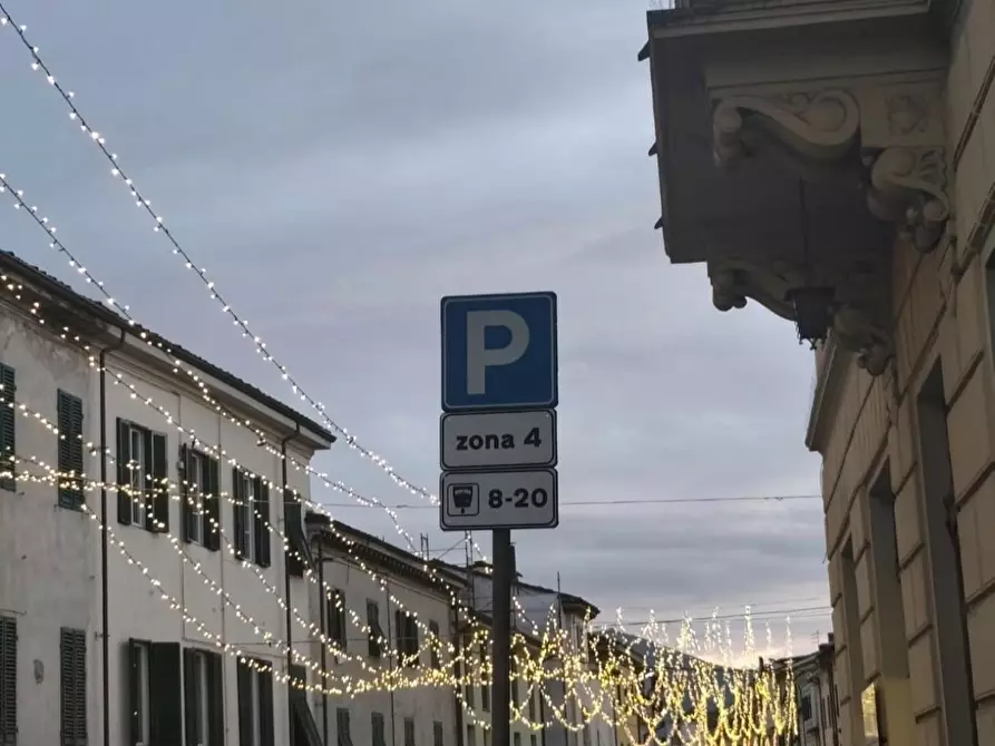 Immagine 1 di Locale commerciale in vendita  a Lucca