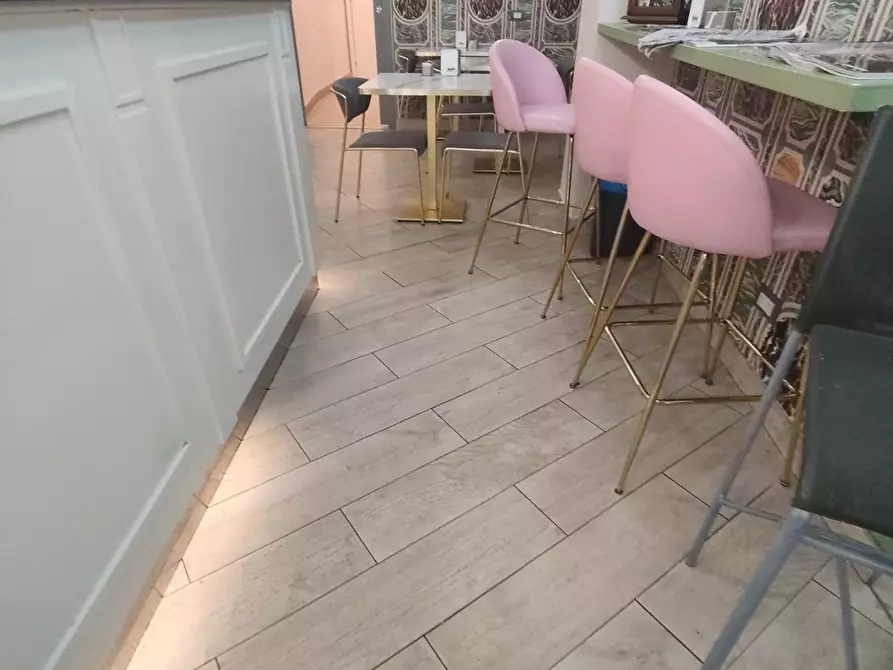 Immagine 4 di Locale commerciale in vendita  a Lucca