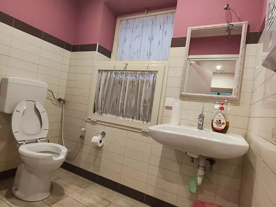 Immagine 8 di Locale commerciale in vendita  a Lucca