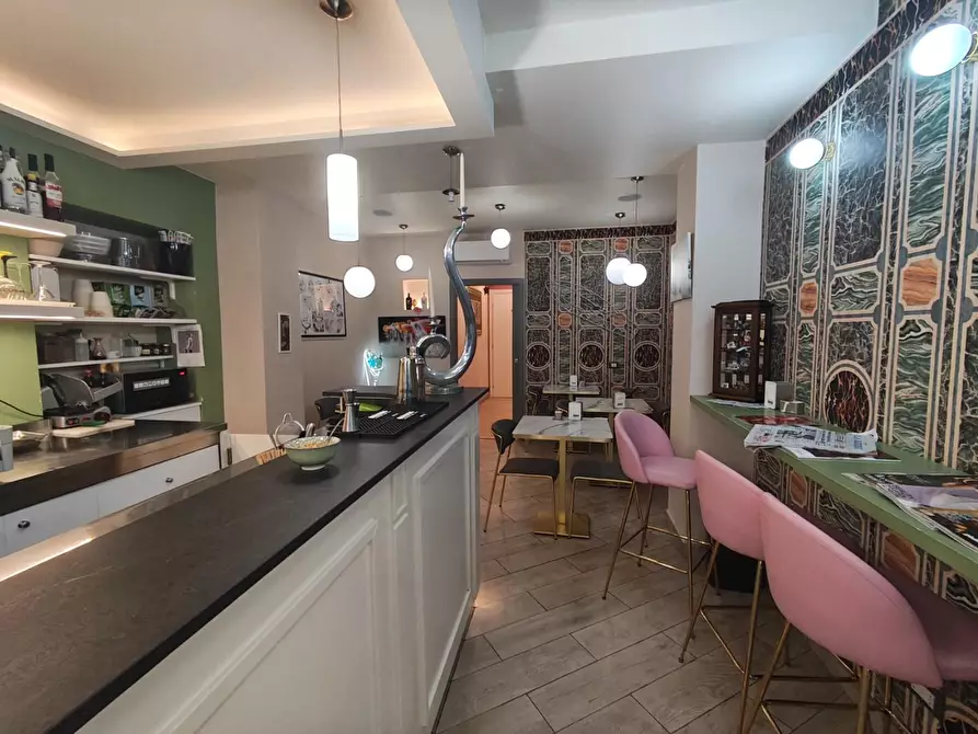 Immagine 2 di Locale commerciale in vendita  a Lucca