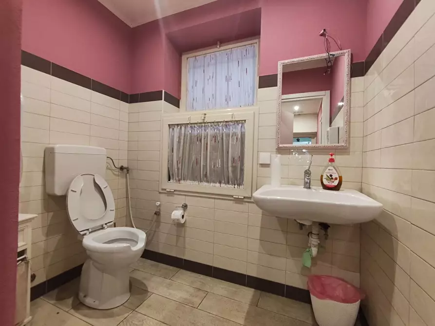 Immagine 9 di Locale commerciale in vendita  a Lucca