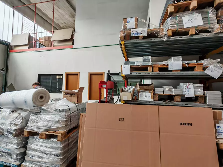 Immagine 3 di Attività artigianale in affitto  a Carrara