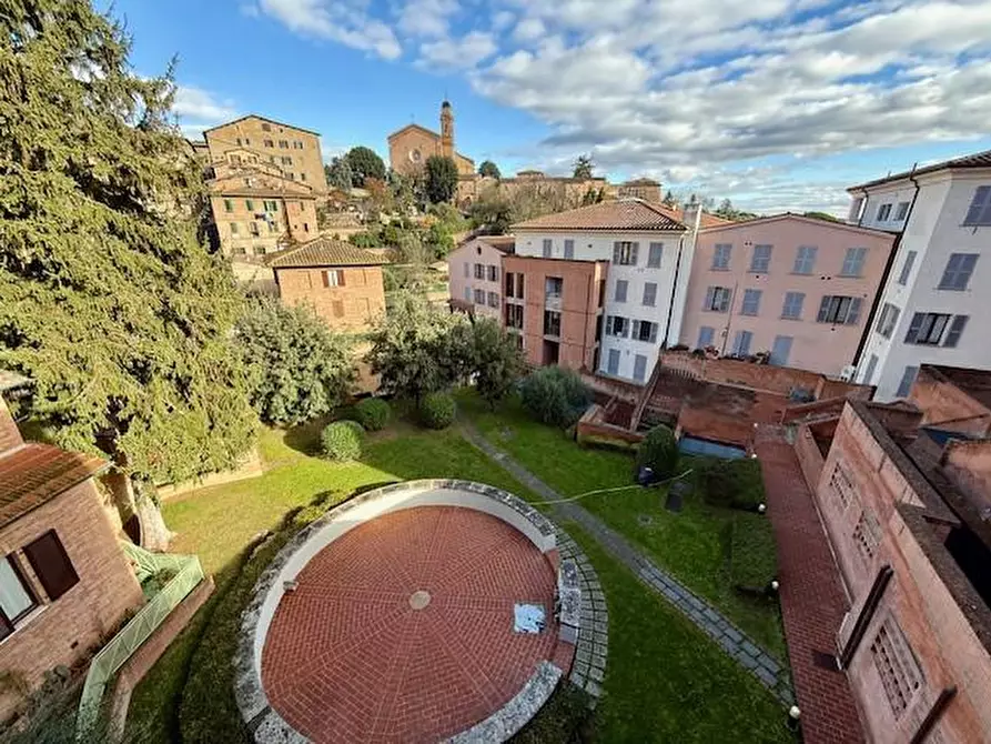 Immagine 15 di Appartamento in vendita  a Siena