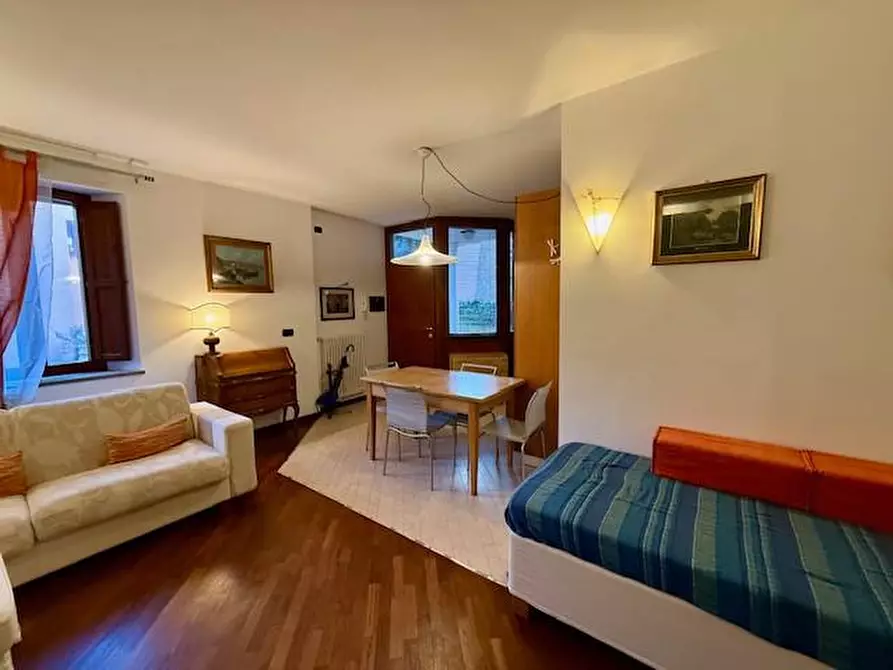 Immagine 11 di Appartamento in vendita  a Siena